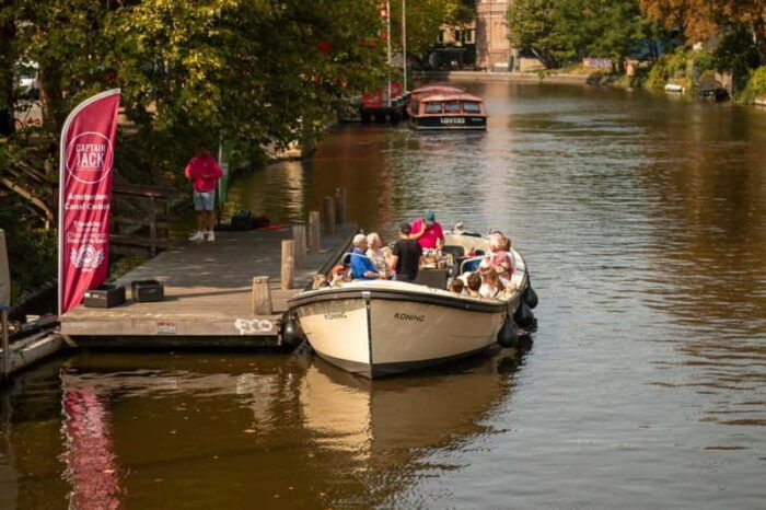 Amsterdam:1.5-Hour Canal Cruise local Guide, Drinks & Snacks - Special Touches and Unique Features