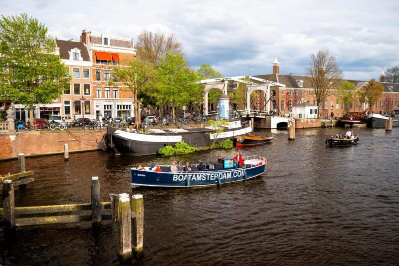 Amsterdam:Old City Canal Cruise with Live Guide and Open Bar - Exploring Amsterdam’s Canals: What to Expect