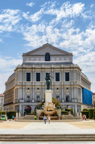 An Essential Walking Tour of the Center - Admiring Architectural Masterpieces