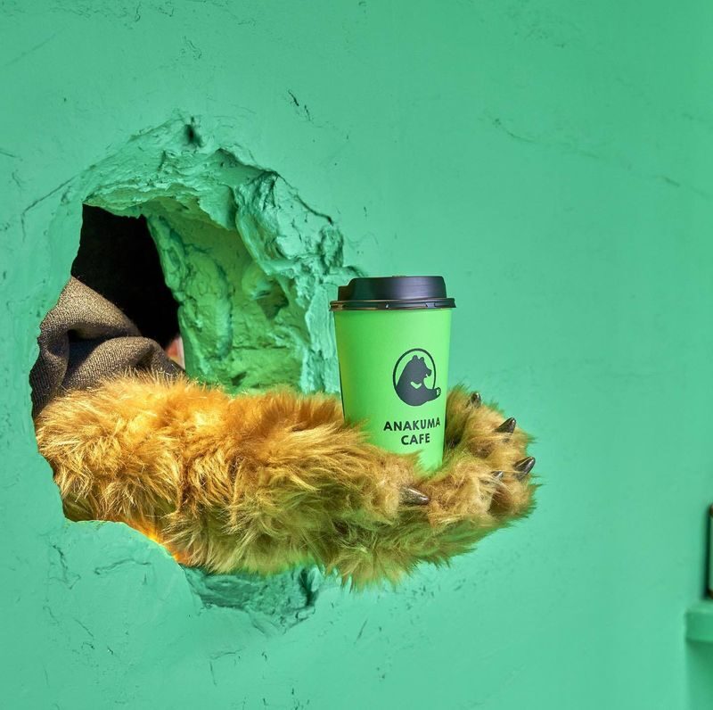 ANAKUMA CAFE coupons (drinks, food sets, etc.) in Tokyo - A coffee order with a bear-paw handoff