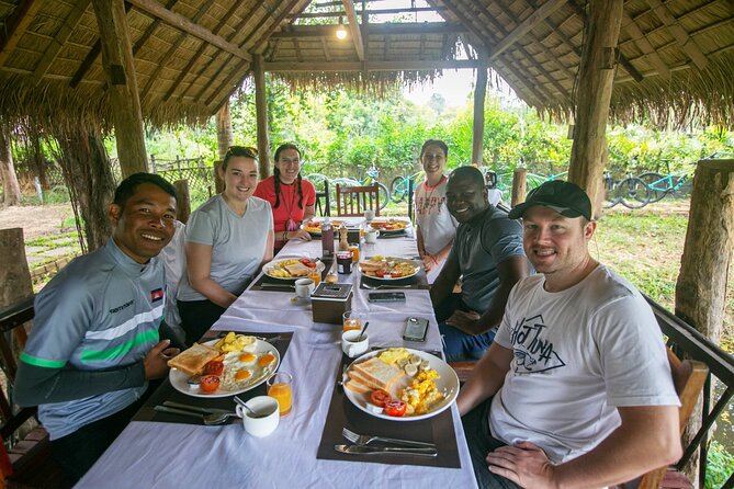 Angkor Sunrise Bike Tour With Breakfast and Lunch Included - Positive Feedback on Guides