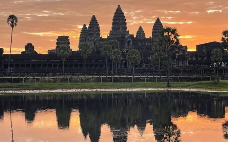 Angkor Temples Sunrise Tour - What the guide and van add to the morning