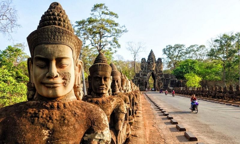 Angkor Wat Sunset Tour - Lunch break: bring money and plan for heat