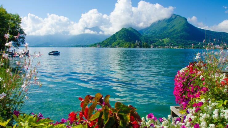Annecy: City Exploration Game and Tour on Your Phone - Language Options and Flexibility