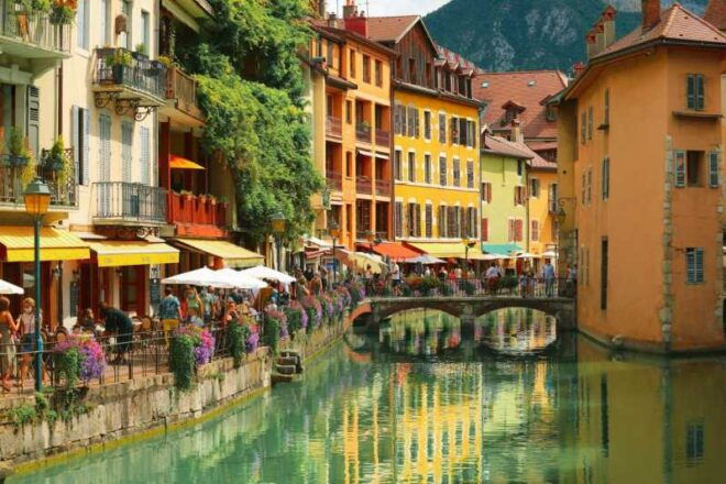 Annecy: Express Walk With a Local in 60 Minutes - Highlights of the Walk