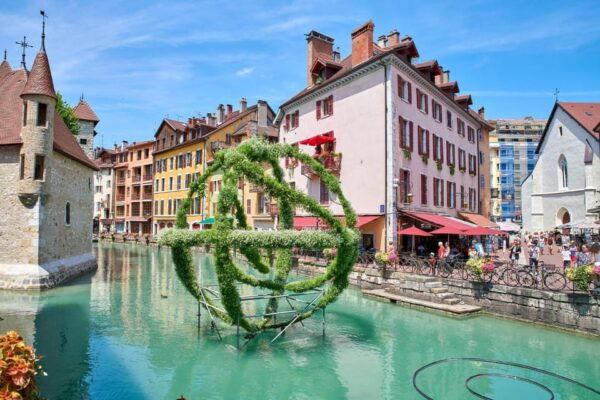 Annecy: Express Walk With a Local in 60 Minutes - Local Insights and Tips