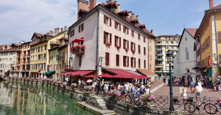 Annecy: Private Guided Walking Tour - Overview of Annecys Old Town