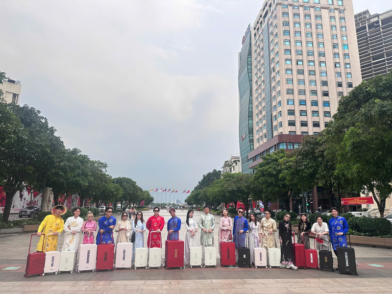 Ao Dai Experience with Iconic Instagram Tour in Saigon - Ben Thanh Market and a Short Shopping Window