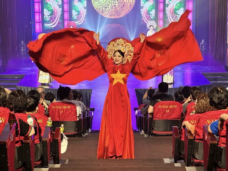 Ao Dai Show Ticket in Da Nang - The one-hour format and the included refreshments