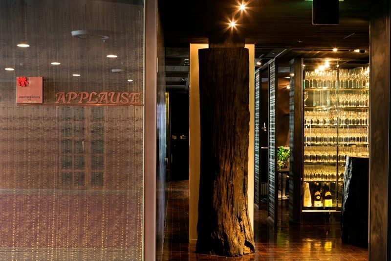 Applause Kaiseki Restaurant - Tokyo - Applause’s charcoal-and-cedar setting
