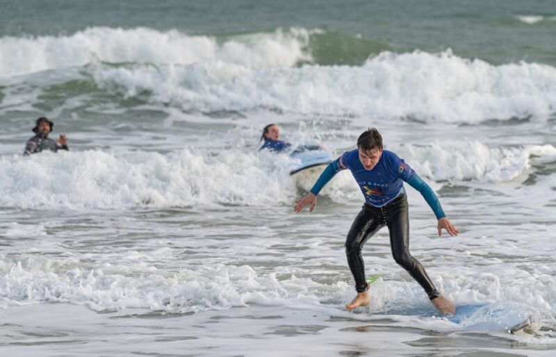 Armação de Pêra: 1:30-hour Surf Lesson for Beginners - The Role of Instructors and Small Group Dynamics