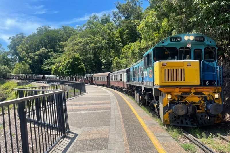 Army Duck Tour with Skyrail Cable Car and Kuranda Scenic Railway Ride - How the transfers and guiding work