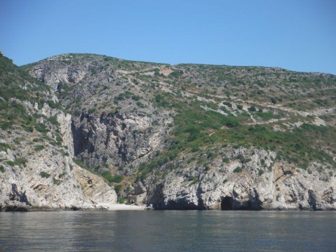 Arrábida: Ribeira Do Cavalo Beaches and Caves Boat Tour - Experience Description