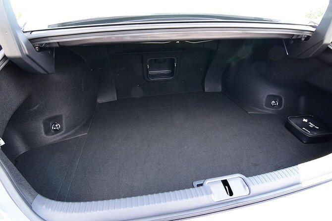 Arrival Private Transfer From Dubai Airport DXB to Dubai City by Business Lexus - Drop-off and Pickup Details