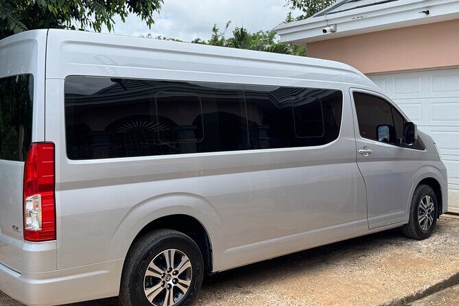 Arrive in Style Montego Bay Roundtrip Transfer - From Touchdown to Your Destination