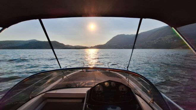 As Blue Lake - 1 H Boat Tour: Cernobbio & Famous Villas - Boat Features and Amenities