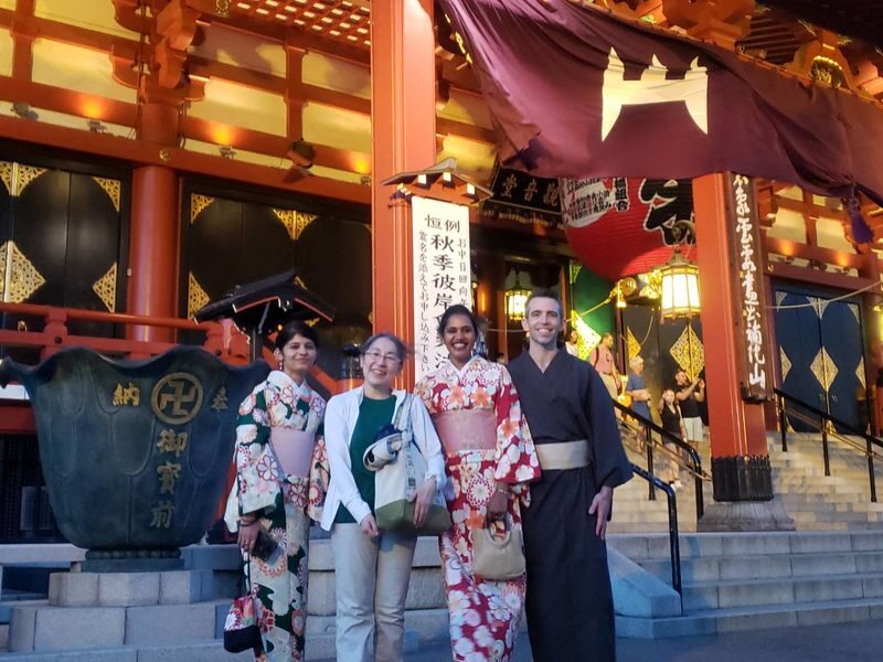 Asakusa: Japanese Kitchen Knife Store Visits After History Tour - Kappabashi: choosing a knife with help