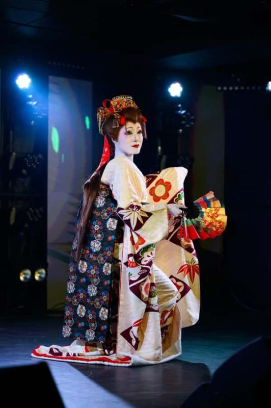 Asakusa, Tokyo: Traditional Japanese Dance Show with Sake - An In-Depth Look at the Asakusa Japanese Dance Show with Sake