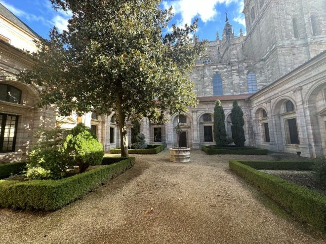 Astorga: Astorga Cathedral & South Tower Tour With Entry - Inclusions