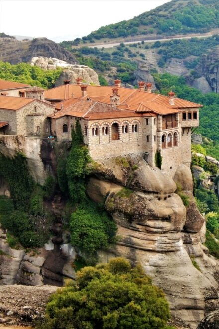 Athens: 2-Day Meteora Tour in Spanish With Guide & Hotel - Itinerary Details