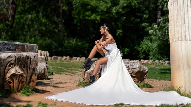 Athens: Flying Dress Photo © Photoshoot "Express package" - Locations: Classic Athens Backdrops