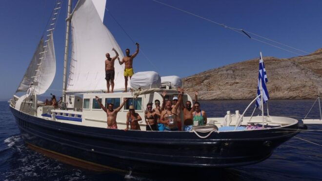 Athens: Retro Glam Day Cruise With Brunch & Music - Description and Experience