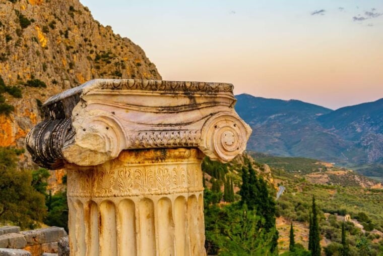 Athens to Delphi & Arachova private day tour - Discovering Arachova