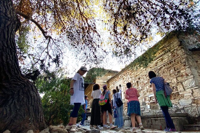 Athens Viewpoints Mythology Treasure Hunt With Food Stops - Facilitators Attire and Digital Guide