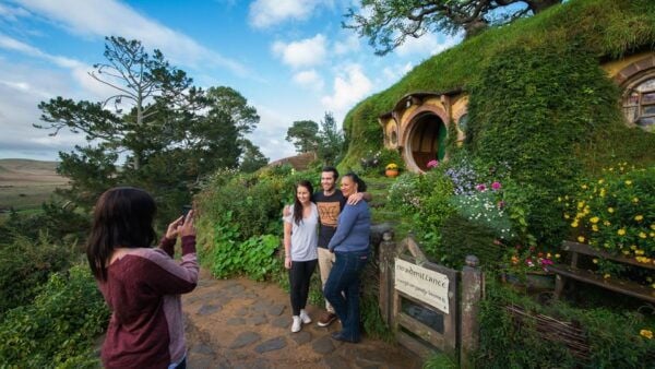 Auckland: Hobbiton Movie Set and Waitomo Small Group Tour - Customer Reviews and Ratings