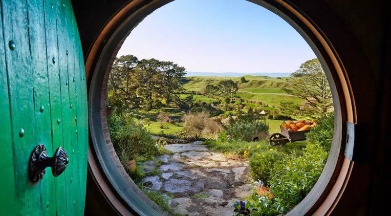 Auckland Hobbiton & Waitomo Caves Full-Day Tour - Small group, but not a private tour
