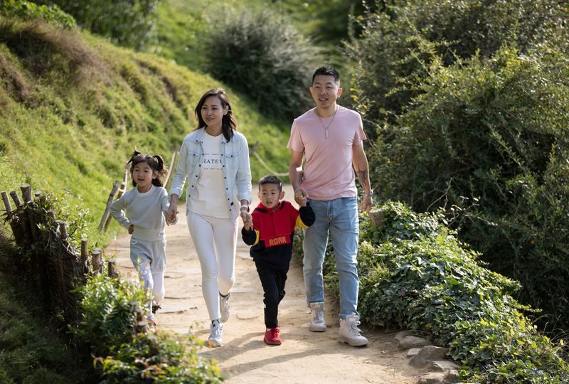 Auckland to Rotorua: Hobbiton Movie Set Tour with Buffet Lunch - Lunch at the Green Dragon Inn