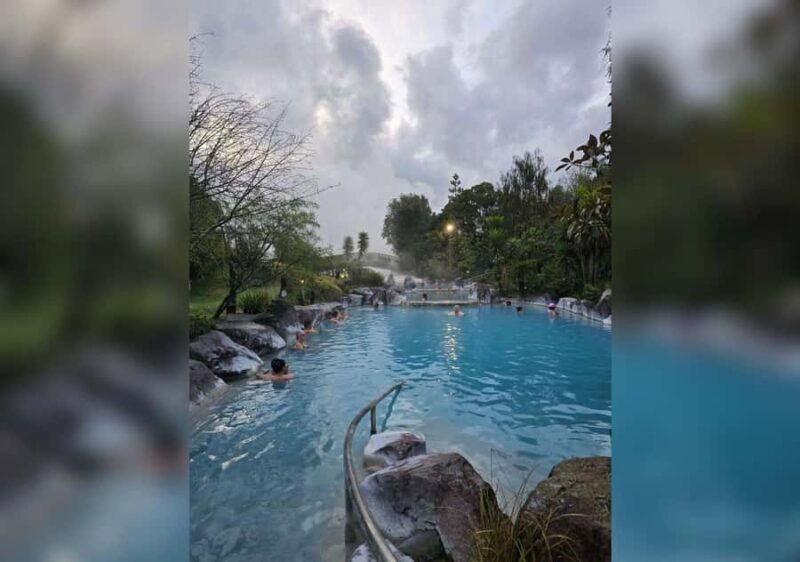 Auckland: Whakarewarewa Village & Wai-o-Tapu & Huka Falls - Delicious Kiwi-Style Dinner & Return to Auckland