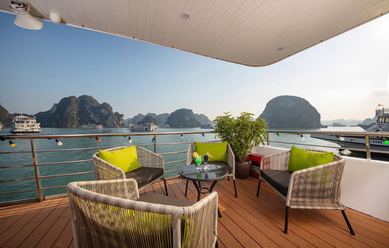 Aurora Day Cruise: Ha Long Bay with Sung Sot & Ti Top - Choose your pace at Luon Cave