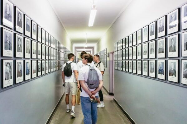 Auschwitz-Birkenau: Skip-the-Line Entry Ticket & Guided Tour - Exploring Auschwitz I