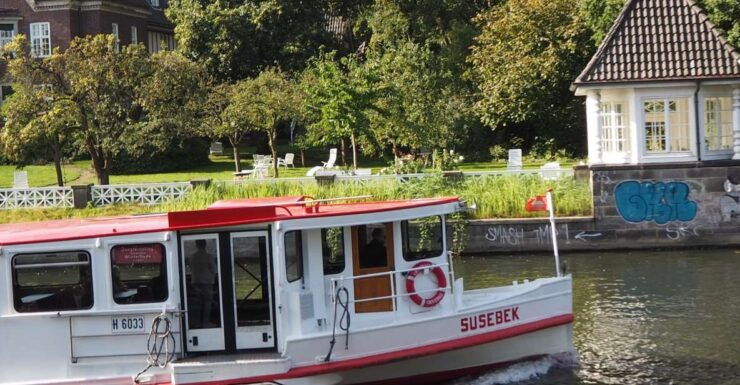 Aussenalster: Celebs, Waterfronts and Nature Cycle Tour - Tour Experience