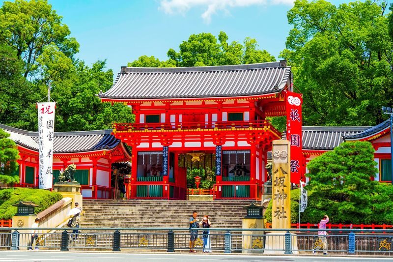 Authentic Kyoto Gion Tour with Traditional Cuisine and Maiko Show - Yasaka Shrine gives the walk its cultural anchor