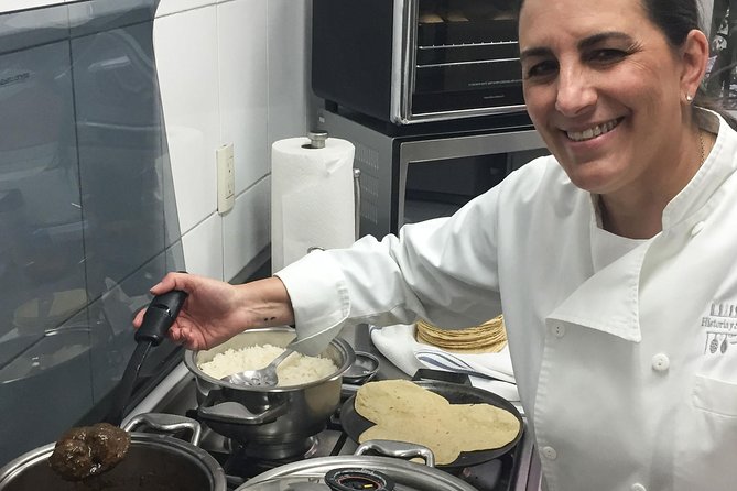 Authentic Mexican Cooking Lesson With a Gastronomic Historian in Mexico City - Authentic Mexican Cooking Experience