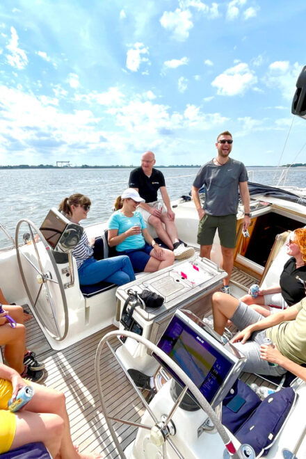 Authentic Sailingtrip Towards Blankenese, Hamburg/Elbe - Amenities and Onboard Experience