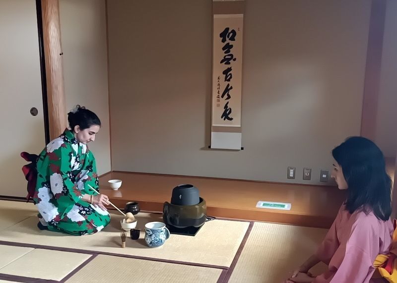 Authentic Tea Ceremony Experience in a Tea Room (Osaka) - What happens during the one-hour class