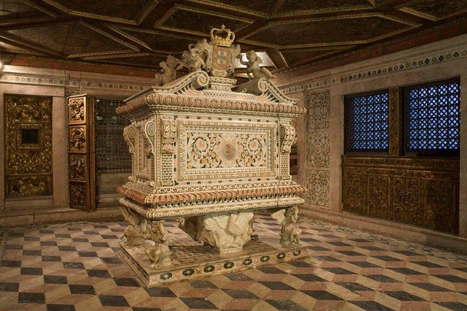 Aveiro Tour Small Group, Moliceiro Cruise, Costa Nova, Vista Alegre & Lunch - Historic Locations and Castle Visit