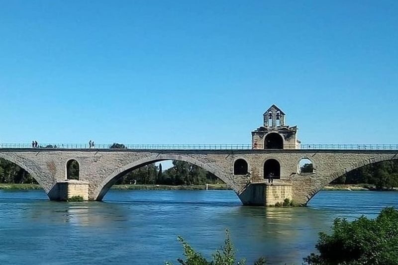 Avignon and Popes Palace Walking Tour - Raising a glass of Côtes du Rhône