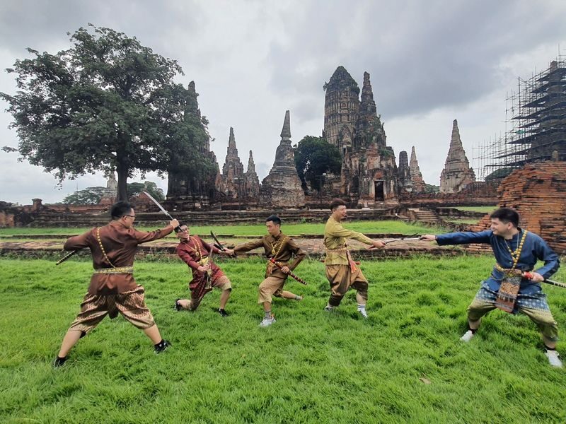 Ayutthaya Temples One Day Tour from Bangkok - A guide can turn transit time into context