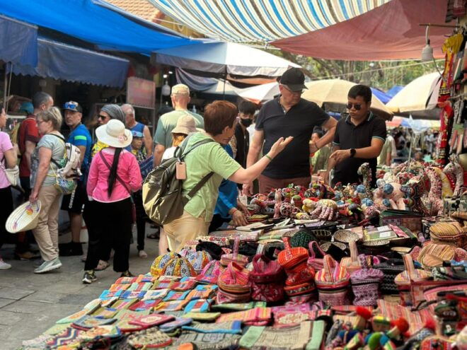 Bac Ha Sun Day Market Group Tour - Inclusions and Amenities
