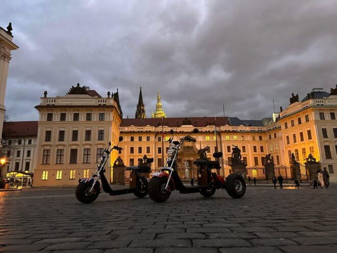 Bachelorette / Bachelor Party - City Sightseeing Trike Tour - Language Options for Guides