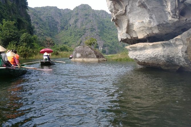 Bai Dinh Pagoda & Trang an Grottoes Boating Full Day Trip - Exploring the Trang An Grottoes