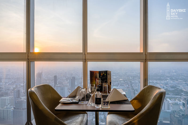 Baiyoke Sky Hotel 82nd Floor with Crystal Grill Buffet - The 83rd-floor bar and the changing light