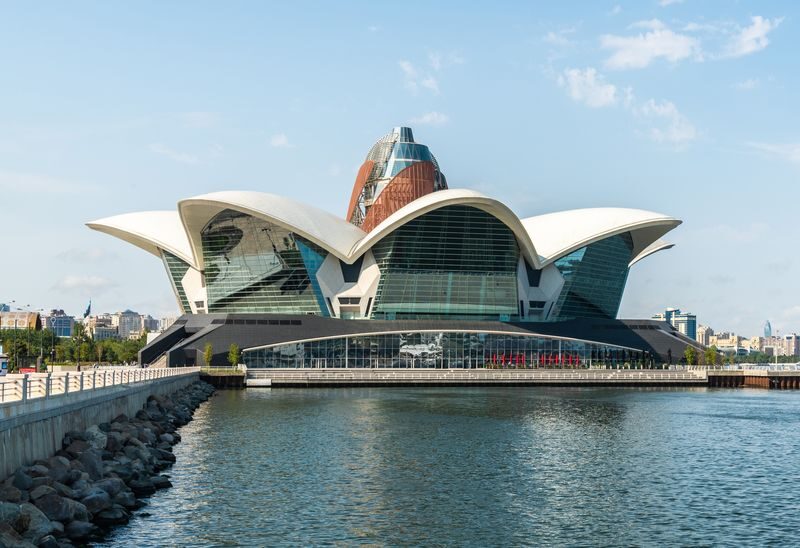 Baku modern and old city tour - A seaside walk, carpets and Mini Venice