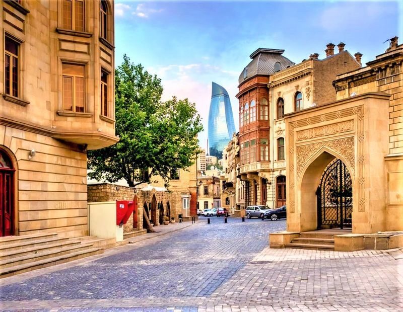 Baku modern and old city tour - Icherisheher, the Maiden Tower and the miniature books
