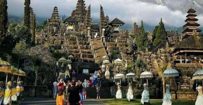 Bali : Eastern Bali and Pura Besakih Temple Tour - Lunch at Rendang