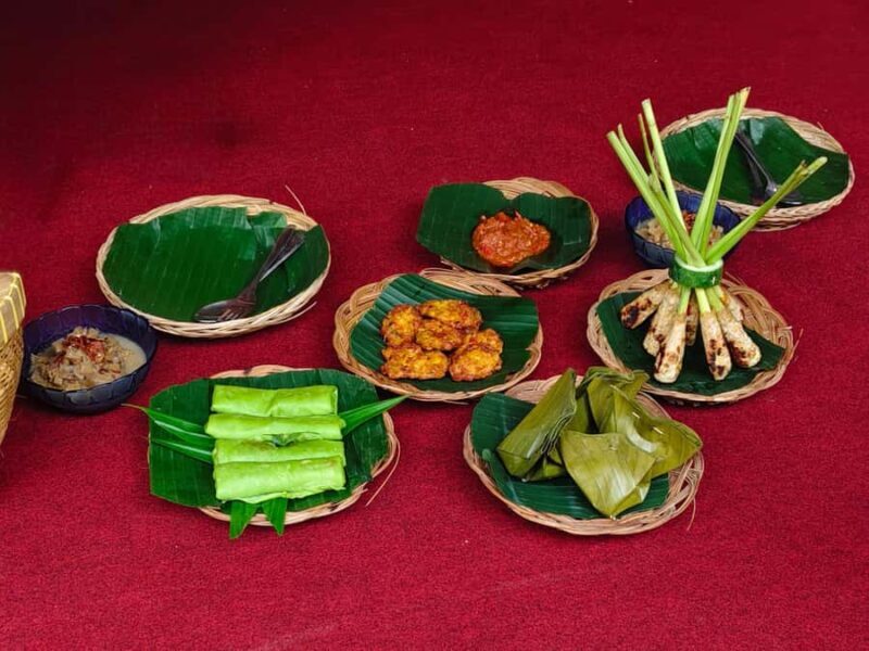 Bali: Sidemen Rice Field Trek and Local Lunch - Visiting a Local Family Compound